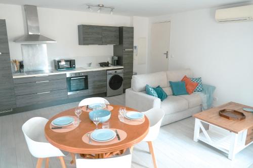 un salon avec une table et un canapé dans l'établissement La Bastide du Cap Brun, à Toulon