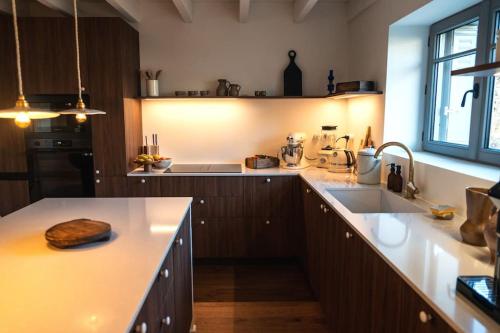 a kitchen with a sink and a counter top at Les Biches, Maison Familiale jusqu'à 10 personnes in Noyers-sur-Cher