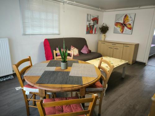 un salon avec une table et un canapé dans l'établissement Chez nous chez vous, à Vaires-sur-Marne