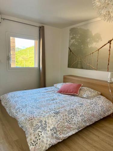 un lit avec deux oreillers dessus dans une chambre dans l'établissement Maison Lili 2 chambres - 4pers, à Conca