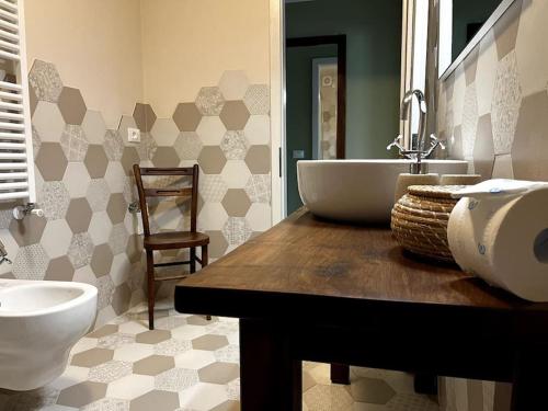 a bathroom with a sink and a toilet at Casa Herema Accogliente rifugio in borgo montano in Irma