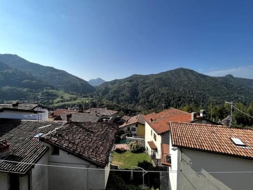 a view of a town with mountains in the background at Casa Herema Accogliente rifugio in borgo montano in Irma