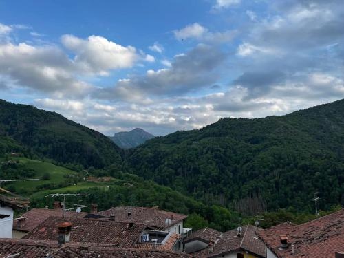 a view of a valley with houses and mountains at Casa Herema Accogliente rifugio in borgo montano in Irma