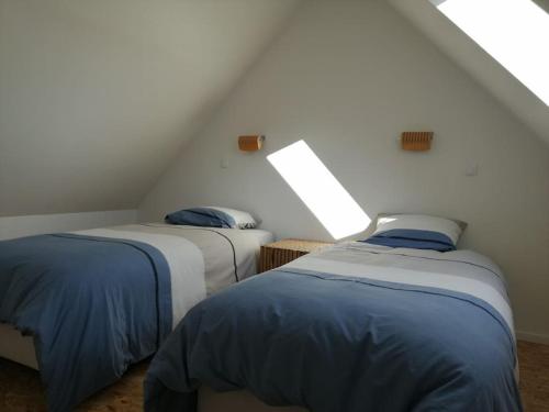 - 2 lits dans une chambre mansardée dans l'établissement Les Ganivelles, maison à 350 m de la plage, à Bretteville-sur-Ay
