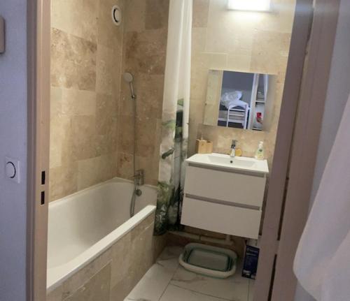 Salle de bains dans l'établissement Appartement en front de mer