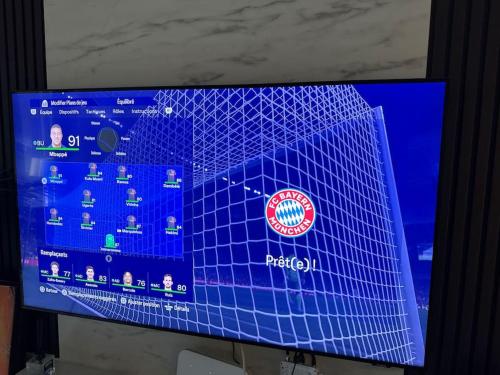 a television screen with a picture on it at Appartement bella vista in Cabo Negro