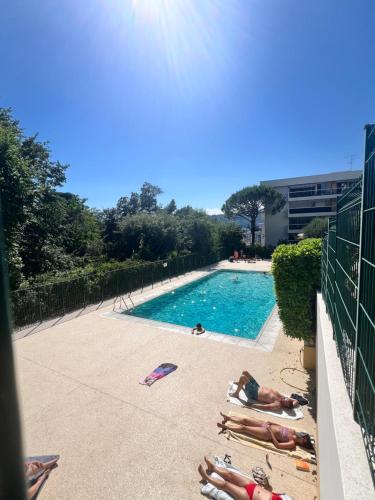 - un groupe de personnes autour d'une piscine dans l'établissement Papillon de cimiez, à Nice