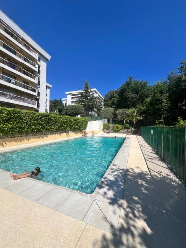 une personne allongée dans une piscine dans l'établissement Papillon de cimiez, à Nice