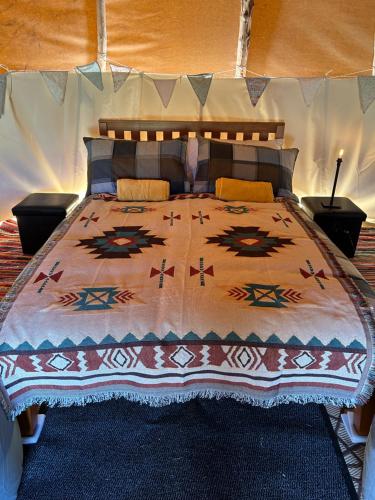 Postel nebo postele na pokoji v ubytování Shandon tipi