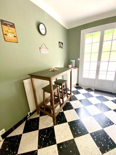 a room with a table and a checkered floor at L’échappée Meusienne in Brieulles-sur-Meuse
