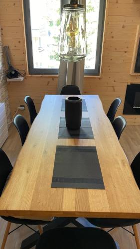 une table en bois avec une tasse en haut dans l'établissement Appartement style chalet T4, à Uvernet