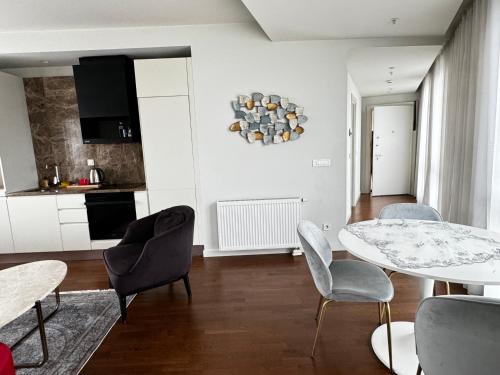 a living room with a table and chairs and a kitchen at dikkat çekmesini in Istanbul