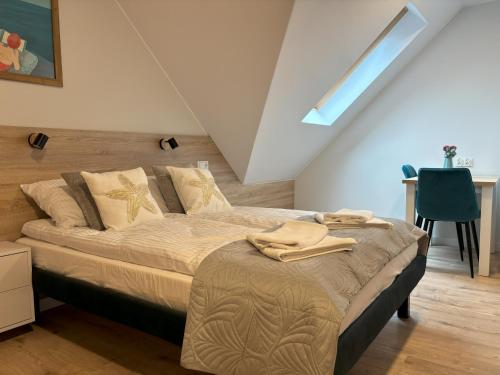 Ein Bett oder Betten in einem Zimmer der Unterkunft Suntel Łeba