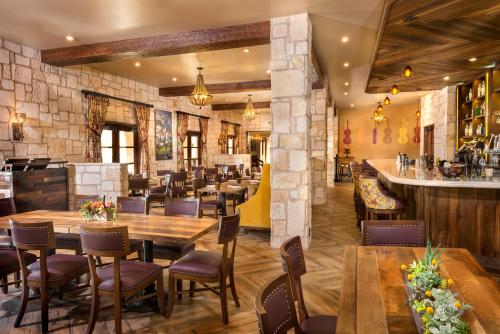 Restoran või mõni muu söögikoht majutusasutuses Allegretto Vineyard Resort Paso Robles