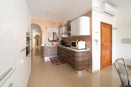 Küche/Küchenzeile in der Unterkunft Modern SeaView Xlendi Apartment