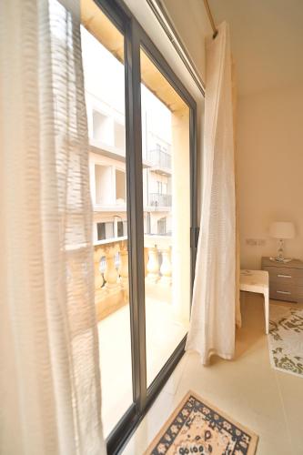 Ein Bett oder Betten in einem Zimmer der Unterkunft Modern SeaView Xlendi Apartment