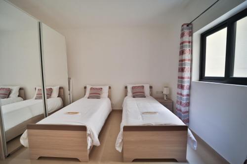 Ein Bett oder Betten in einem Zimmer der Unterkunft Modern SeaView Xlendi Apartment