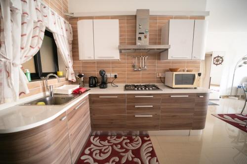 Küche/Küchenzeile in der Unterkunft Modern SeaView Xlendi Apartment