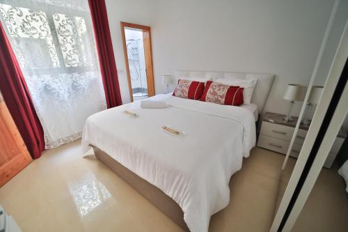 Ein Bett oder Betten in einem Zimmer der Unterkunft Modern SeaView Xlendi Apartment