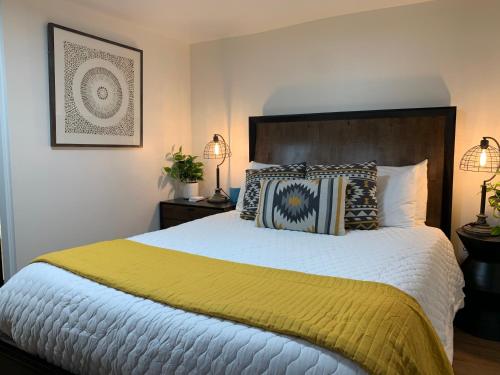a bedroom with a large bed and two lamps at Starlite Motel & Suites in Big Indian
