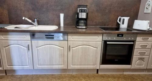 Kuchyň nebo kuchyňský kout v ubytování Nr 2 Gemütliche Suite mit King-Size Bett und Essbereich im Zentrum im Neubarockstyle