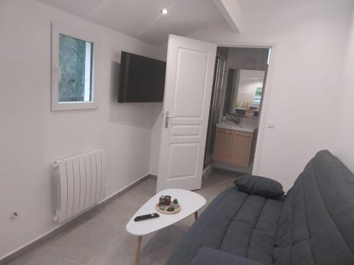 un salon avec un canapé et une table dans l'établissement Chez Nour, à Dammarie-les-Lys