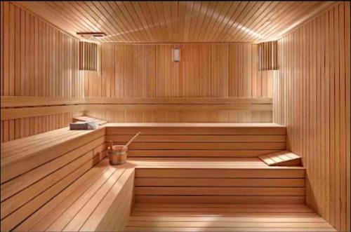a sauna with a bench in the middle of it at dikkat çekmesini in Istanbul