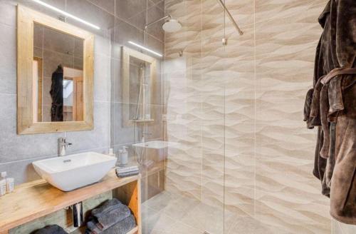 une salle de bain avec un lavabo et une douche en verre dans l'établissement 3 Bed Loft Style Apartment, à Morillon