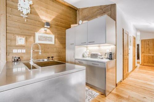- une cuisine avec des appareils blancs et des murs en bois dans l'établissement 3 Bed Loft Style Apartment, à Morillon