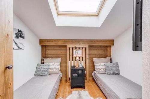 Cette chambre comprend 2 lits et une cuisinière. dans l'établissement 3 Bed Loft Style Apartment, à Morillon