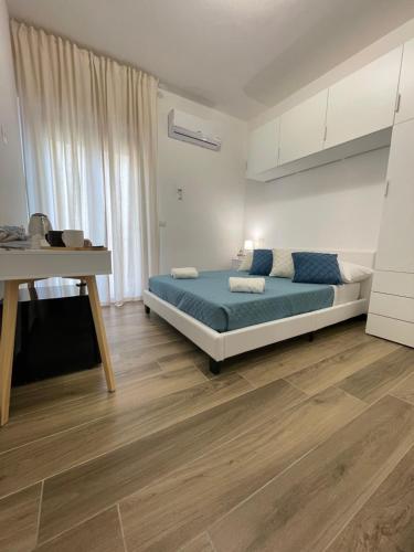 ein Schlafzimmer mit einem Bett und einem Schreibtisch in der Unterkunft Tra te e il Mare in Porto Torres