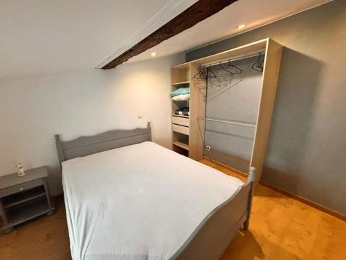 - une chambre avec un lit et un placard ouvert dans l'établissement Maison 8 min plage 6 personnes, à Bompas