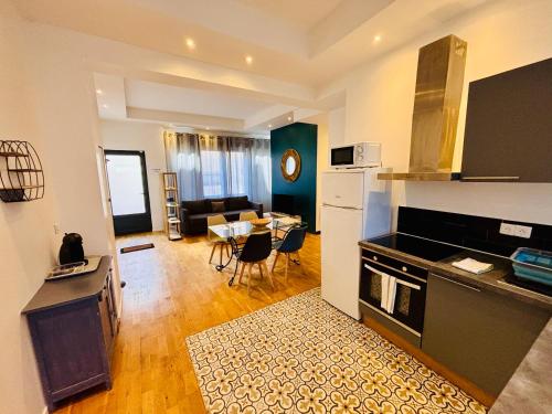 a living room with a kitchen and a dining room at Le Jeanne d'Arc - Appartements meublés in Gien