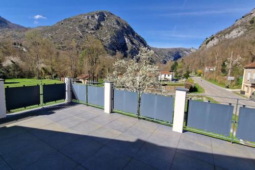 a balcony with a fence and mountains in the background at Maison vue exceptionnelle in Niaux