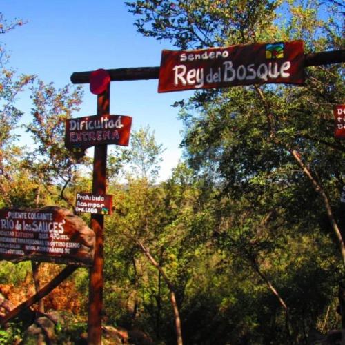a street sign for the reid boscsteensteensteensteensteensteensteen at cabañas Villa de las rosas in Villa de Las Rosas