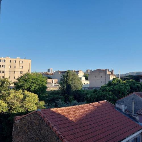 une vue aérienne d'un toit avec des arbres et des bâtiments dans l'établissement Studio - 2 personnes, à Marseille