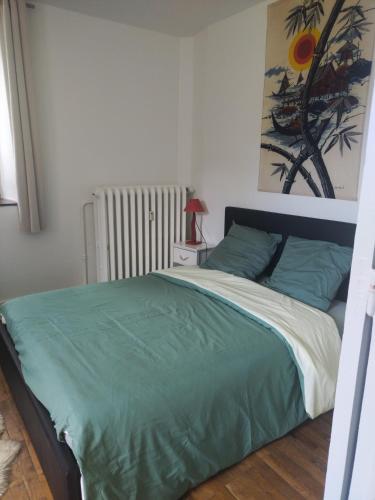une chambre avec un lit avec une couverture verte dans l'établissement LaResidence, à Saint-Gervais-les-Bains