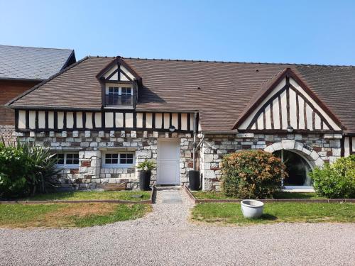 une grande maison en briques avec une porte blanche dans l'établissement Maison Normande coeur de ville, à Pont-Audemer