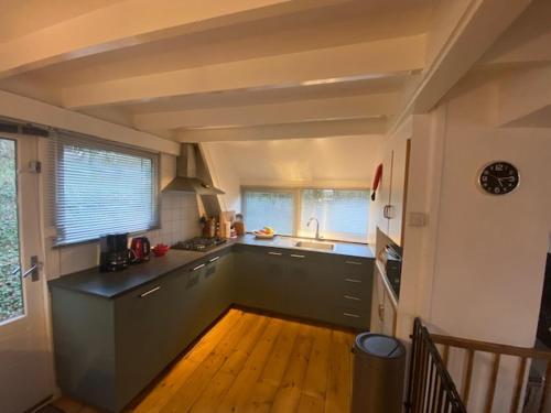 Η κουζίνα ή μικρή κουζίνα στο 't Grote Egeltje XL chalet 220