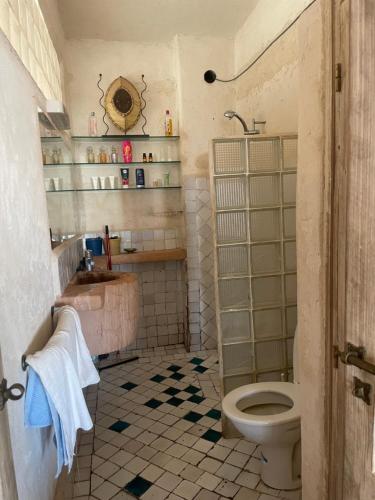 索维拉امام البحر的带马桶和水槽的浴室