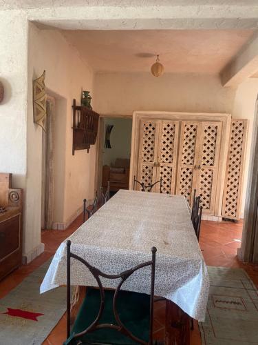 索维拉امام البحر的餐厅里有一张铺着白色桌布的桌子