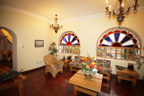 a living room with a couch and a table at Hotel Boutique Vieja Cuba in Quito