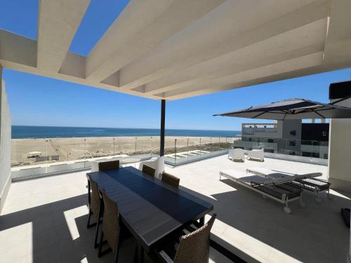 New penthouse with sunny beach view