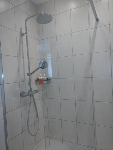 une douche avec pommeau de douche dans une salle de bain dans l'établissement LaResidence, à Saint-Gervais-les-Bains