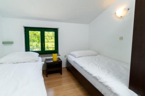 two beds in a room with a window at HAUS RITA in Labin