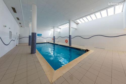 - une grande piscine dans une grande pièce avec piscine dans l'établissement Appart 6 pers avec piscine, à Allos