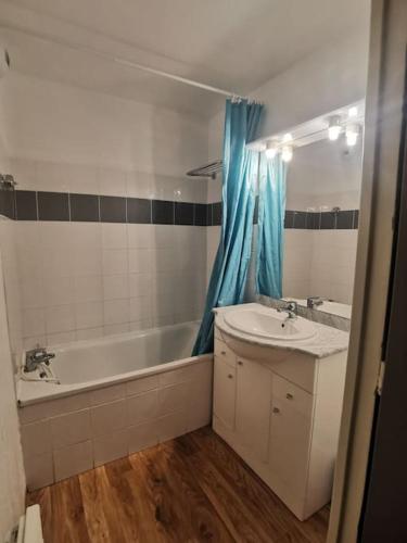 une salle de bain avec un lavabo et une baignoire dans l'établissement Appart 6 pers avec piscine, à Allos