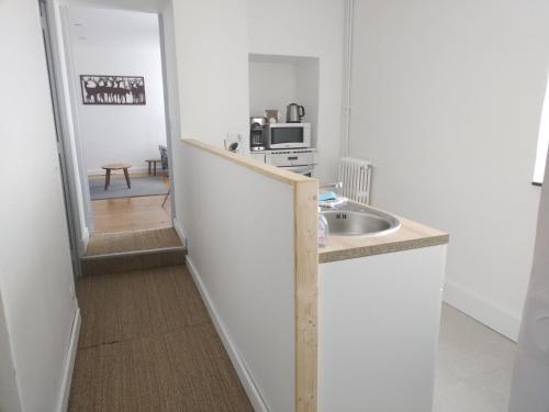 une petite cuisine avec un évier et un micro-ondes dans l'établissement LaResidence, à Saint-Gervais-les-Bains