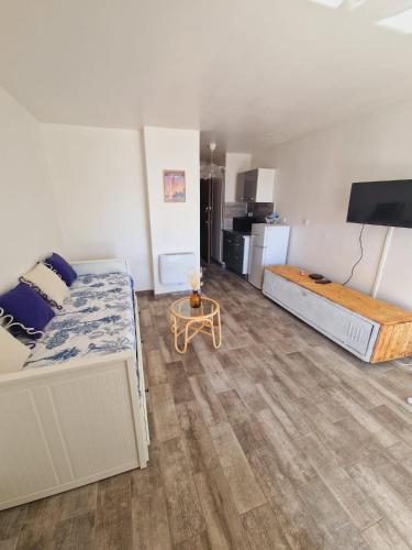 une chambre avec un lit et une table dedans dans l'établissement Appartement Centre-Port Cap d Agde, au Cap d'Agde