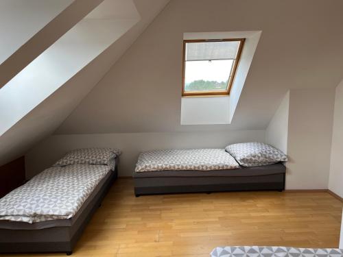 Postel nebo postele na pokoji v ubytování Apartman Na Bubnu